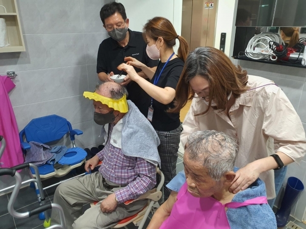 어르신들 두피관리 봉사활동으로 배움 실천하는 신중년 두피관리사이미지
